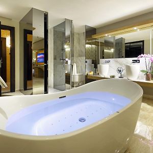 Suite Junior con Vistas a la Piscina